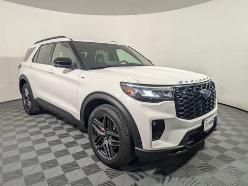 Used 2025 Ford Explorer ST-Line w/ ST-Line Street Pack image 1