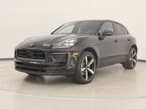 Certified 2025 Porsche Macan image 1