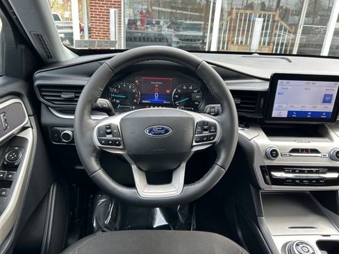 Used 2022 Ford Explorer XLT image 3