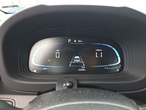 Used 2024 Hyundai Venue SEL image 2