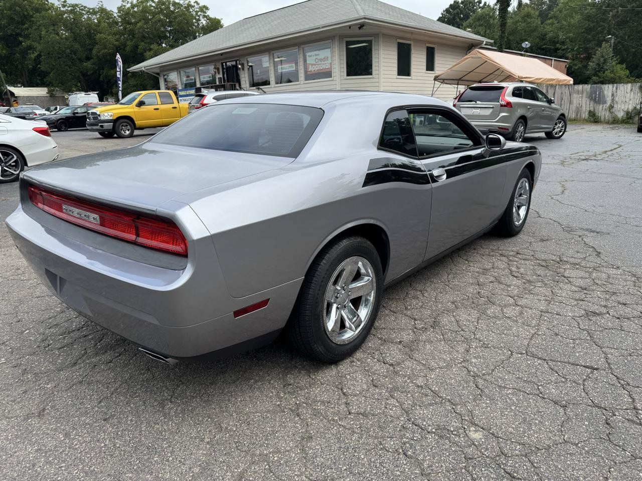 Used 2013 Dodge Challenger SXT RWD image 10