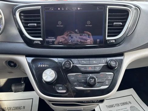 Used 2024 Chrysler Pacifica Touring-L FWD image 14