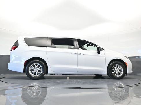 New 2026 Chrysler Pacifica Select image 59