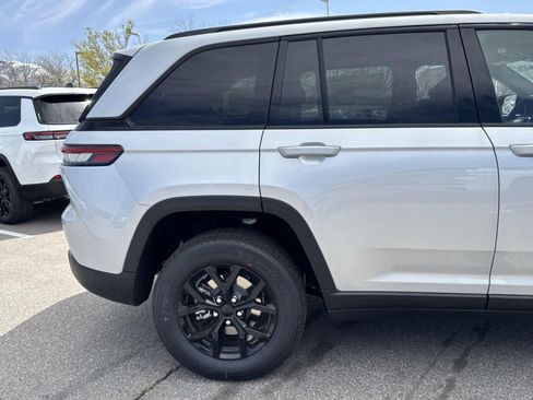 New 2025 Jeep Grand Cherokee Laredo image 14