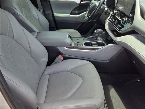 Used 2023 Toyota Highlander Platinum FWD image 21