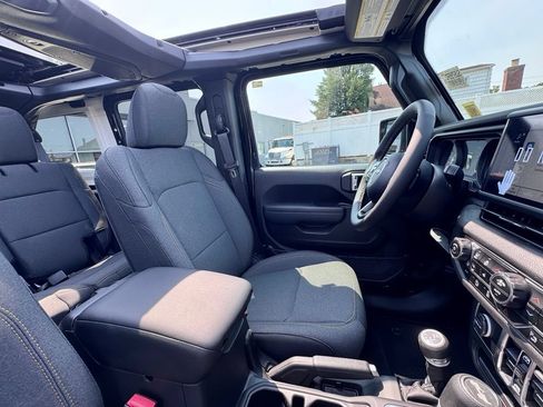 Used 2025 Jeep Wrangler Unlimited Sport AWD/4WD image 21