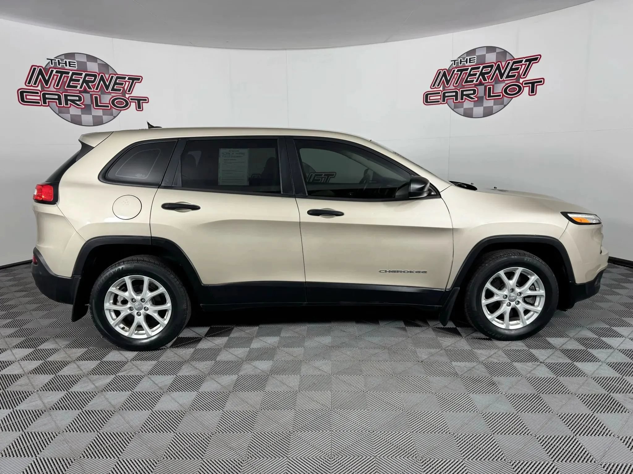Used 2015 Jeep Cherokee Sport FWD image 8