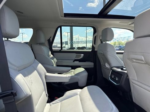 Used 2025 Ford Expedition Platinum w/ Driver's Package AWD/4WD image 17