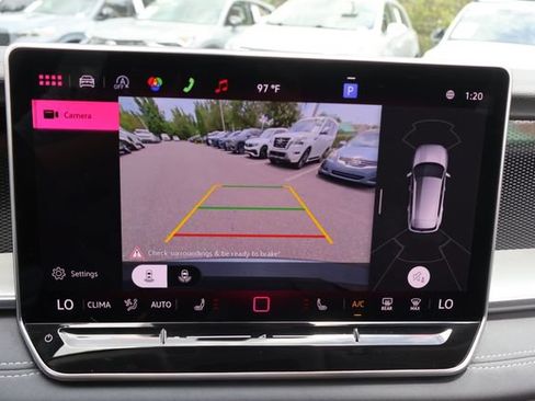Certified 2025 Volkswagen Tiguan SE FWD image 25