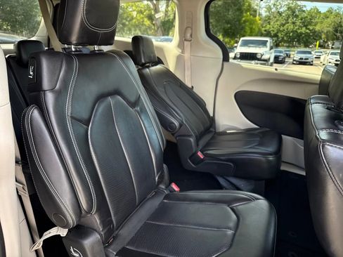 Used 2023 Chrysler Pacifica Touring-L FWD image 15