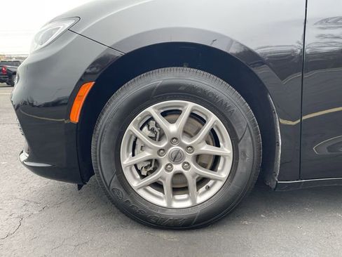 Used 2024 Chrysler Pacifica Touring-L FWD image 32
