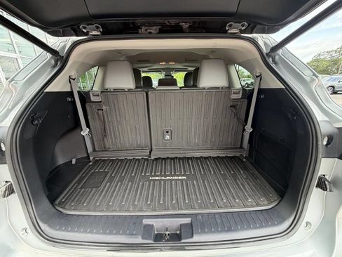 Used 2021 Toyota Highlander XLE AWD/4WD image 15