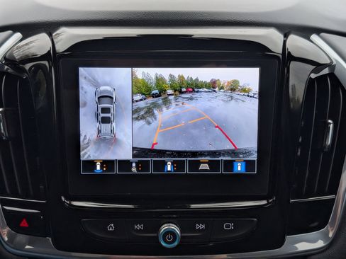 Used 2023 Chevrolet Traverse RS image 3