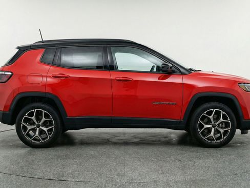 Used 2025 Jeep Compass Limited image 11