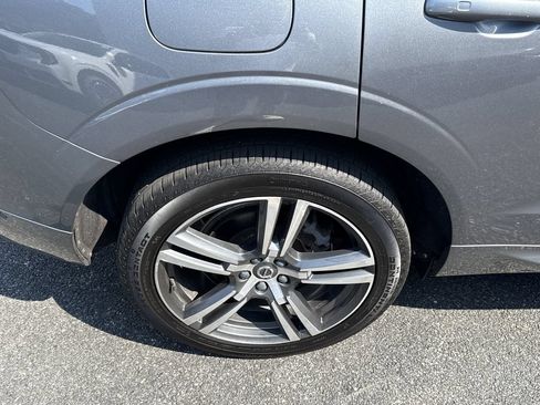 Used 2019 Volvo XC60 T6 Momentum w/ Multimedia Package AWD/4WD image 9