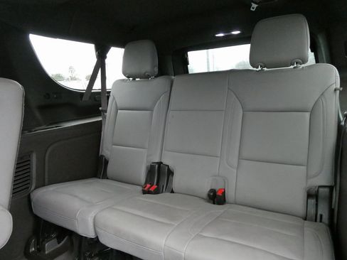 Used 2021 Chevrolet Suburban Z71 w/ Z71 Signature Package image 24