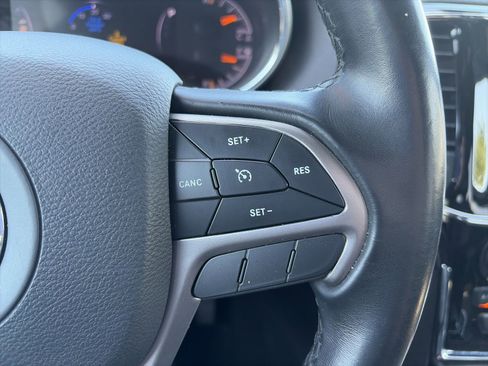 Used 2020 Jeep Grand Cherokee Laredo w/ Laredo X Package image 16