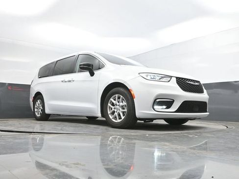 Used 2024 Chrysler Pacifica Touring-L FWD image 46