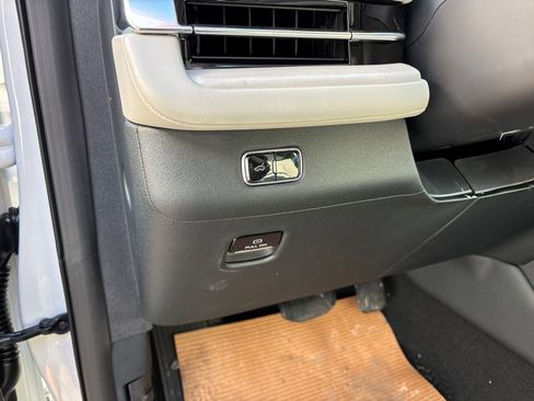 New 2026 Lincoln Navigator L Premier AWD/4WD image 13