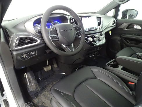 New 2026 Chrysler Pacifica Select image 25