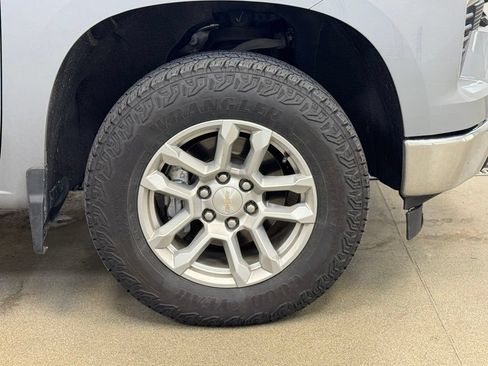 Used 2024 Chevrolet Silverado 1500 LT w/ Z71 Off-Road Package AWD/4WD image 4
