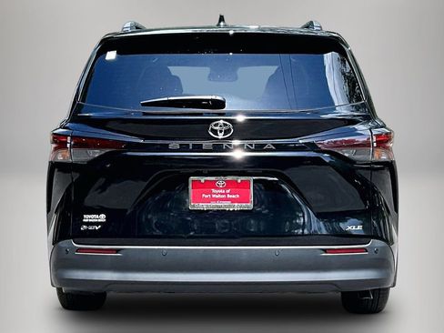 Used 2026 Toyota Sienna XLE FWD image 6