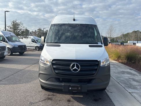 Used 2024 Mercedes-Benz Sprinter 2500 image 8