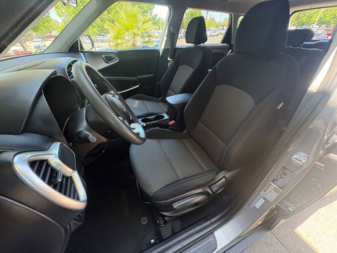 Used 2025 Kia Soul LX w/ LX Technology Package FWD image 34