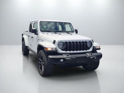 Used 2025 Jeep Gladiator Sport AWD/4WD image 3