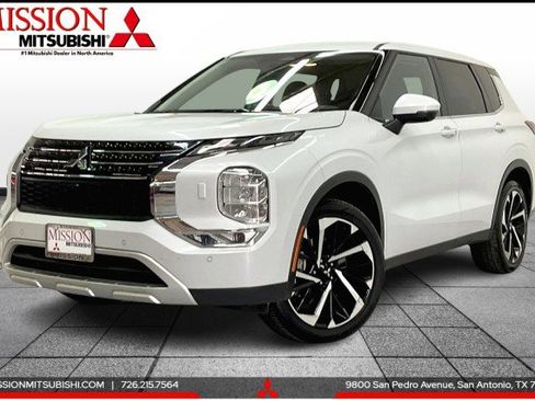 Used 2024 Mitsubishi Outlander SE image 1