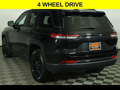 Used 2025 Jeep Grand Cherokee Altitude AWD/4WD image 5