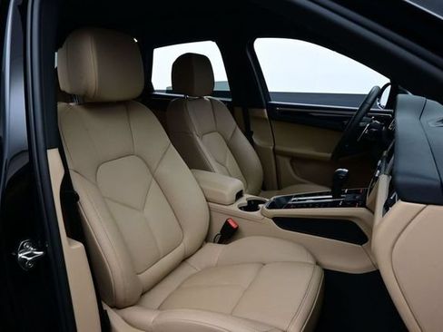 Certified 2025 Porsche Macan AWD/4WD image 17