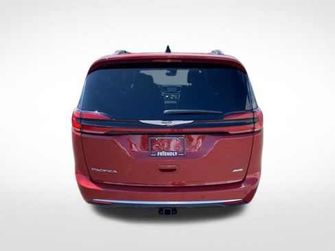 Used 2025 Chrysler Pacifica Pinnacle w/ Trailer Tow Group AWD/4WD image 4