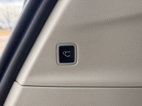 Used 2021 Chrysler Pacifica Touring w/ Uconnect Theater Family Group image 33