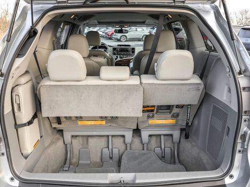 Used 2014 Toyota Sienna XLE image 28