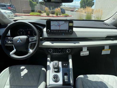 New 2025 Mitsubishi Outlander SEL image 13
