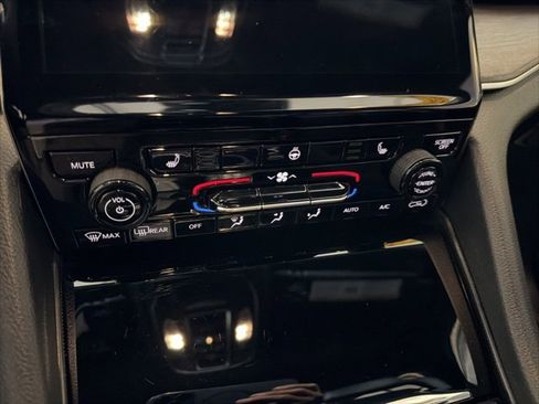 Used 2024 Jeep Grand Cherokee L Limited w/ Black Appearance Package image 26