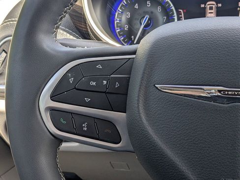 Used 2023 Chrysler Pacifica Limited image 24