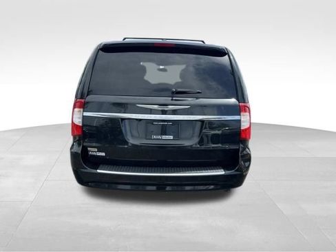 Used 2016 Chrysler Town & Country Touring FWD image 6
