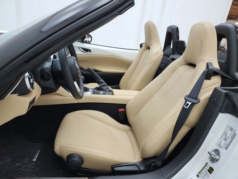 Used 2024 MAZDA MX-5 Miata Grand Touring RWD image 10