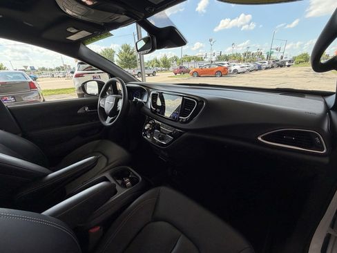 Used 2025 Chrysler Pacifica Select FWD image 29