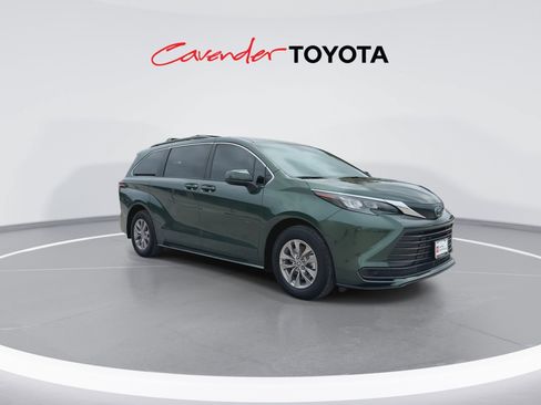 Certified 2025 Toyota Sienna LE FWD image 2