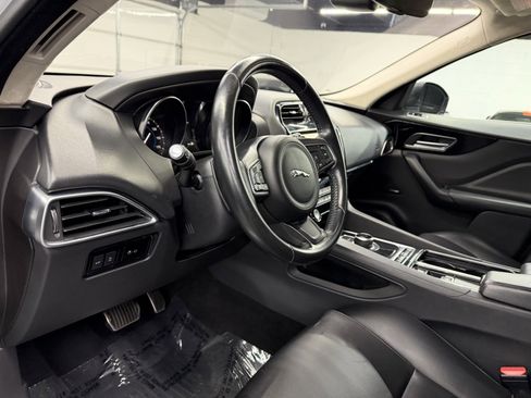 Used 2019 Jaguar F-PACE Premium image 17