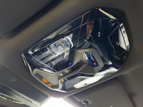 Used 2023 BMW 740i image 18