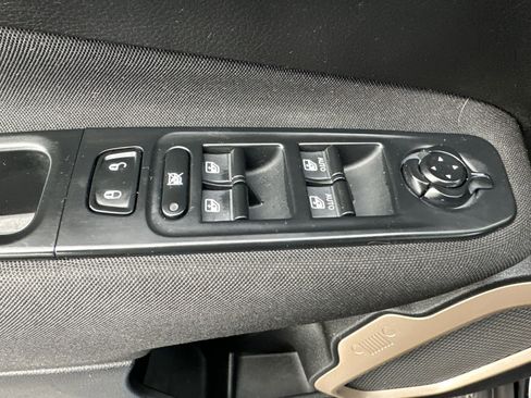 Used 2017 Jeep Renegade Latitude image 27