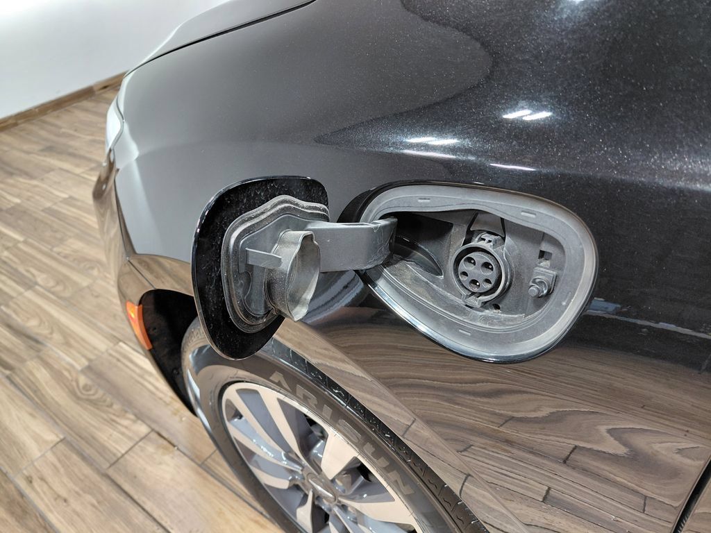 Certified 2024 Chrysler Pacifica Limited FWD image 24