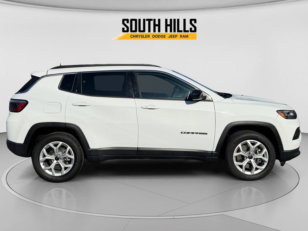Used 2025 Jeep Compass Latitude AWD/4WD image 6