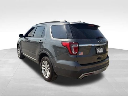 Used 2017 Ford Explorer XLT w/ Equipment Group 202A FWD image 5