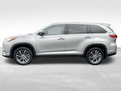 Used 2019 Toyota Highlander XLE AWD/4WD image 2