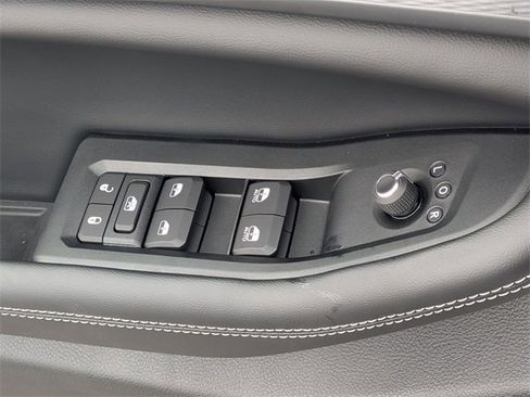 New 2025 Jeep Grand Cherokee Altitude image 16